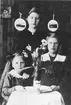 Interiör från uppläggaren August Johannessons lägenhet på Gefle glasbruk.
Från vänster dottern Svea född 1910,
dottern Hildur född 1900 död 1964 och
dottern Gertrud född 1908.