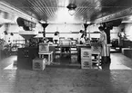 Interiör från kafferosteriet, Isaac Westergren & Co, anlagt 1914.
Paketering av kaffe. Rostmästare Einar Johansson med son.
Kvinnorna arbetade kortare tider.