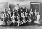 Hedesunda,
Slöjdklass från 1915-1920,
Lärarinnan heter Lydia Andersson.