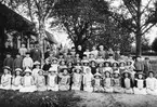 Elever vid kyrkskolan i Sundby 1916,
Läraren heter Anders Skog.