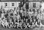 Barn i kyrkskolan 1942 med lärarna Gunnar Nylander och Alice Åkerman.