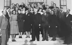 Skolstyrelse och lärarkår i Hedesunda på 1930-talet.
Den mörkklädde mannen i mitten längst fram är en på den tiden känd Hedesunda-profil, riksdagsmannen Anders Hilding.