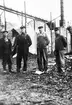 Sörlings kolugar för framställning av gengaskol under andra världskriget.Från vänster: Johan Ulander, Bertil Sörling, Gottfrid Österling och Karl Sörling.