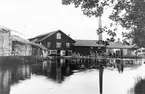 Hedesunda Industri AB, Ölbo.
Firman bildades 1908 och nedlades 1959. Där drevs såg, snickerifabrik, kvarn och en tid även mekanisk verkstad. Det var då Hedesundas största industri med ibland över 100 anställda. Efter 1959 inrymdes där en keramikfabrik något år tills fabriksbyggnaden brann ner.