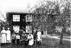 Pellas i Mälbo på 1910-talet.
På bänken syns Simon Eriksson med hustru.
Bostaden ersattes med nybygge 1927.