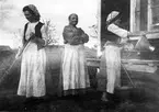 Motiv från Skoglunds, Gisselbo.
Damer i Gisselbo omkring 1910.
Från vänster: Augusta Björk, Ollas mor och Ädel.