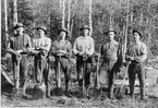 Arbetare vid grävning av flottrännan Hyttön-Karskär på 1910-talet.
Från vänster : Per Nordling(bas), Nybo Per-Olov, Gustav Öblom (Ölbo), Lars-Erik Nordling (Flösta), Per Erik Palm, Okänd.