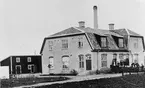 Hedesunda Mejeri troligen före 1920.
Mejeriet togs i drift 29 Januari 1913 och upphörde med sin verksamhet 1954.
Därefter fanns ett fruktmusteri 