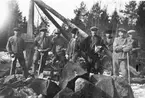 AK-vägbygge 1933.
Från vägbygget Hedesunda-Gävle under den svåra tiden då man byggde de s.k. AK-vägarna.
Från vänster:Helge Fröjd, Karl Östlund, Ivar Östlund, Johan Engvall, August ?.