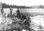 Vägbygge vid Bysjöbäcken 1927.
Byggande av vägtrumma över Bysjöbäcken (Långbron) på vägen till Byn 1927.