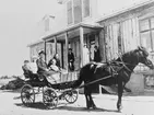 Nilses i Vall omkring 1920.
Bondfolket Olof och Marta Olsson i framsätet med okänt barn mellan sig.
I baksätet gårdens barn Erik och Märta. Pojkarna på bron är sönerna Olle och Gustav.