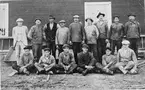 Rångsta-sågen omkring 1920.
Arbetsstyrkan utanför Rångsta-sågen omkring 1920.
Andre man från vänster i den stående raden är Per Hedlund och fjärde man är Anders Larsson.