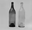 Två stycken hellitrar. Den västra av grönt glas, och den högra av vitt.
Gefle glasbruk.