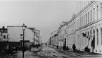 Östra delen av Drottninggatan, fotograferad från Centralplan. Längst till höger kvarteret Armfelt. Planket till vänster omger kvarteret Gunstligen där Centralpalatset byggdes 1891-92.