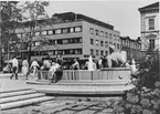 Gävle stad  Norr, Esplanaden.
Erik Grates skulptur Gudinna vid Hyperboreiskt hav vid Rådhustorget.