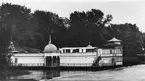 Gävle stad  Väster, Stadsträdgården.
Kallbadhuset Najaden i Gavleån, 25/5-1951.