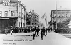 Drottninggatan flaggprydd 13/7 1905, då Oscar II besökte Gävle för att sammanträffa med Wilhelm II. Mötet skedde i Gävle hamn, där visit utväxlades på fartygen.