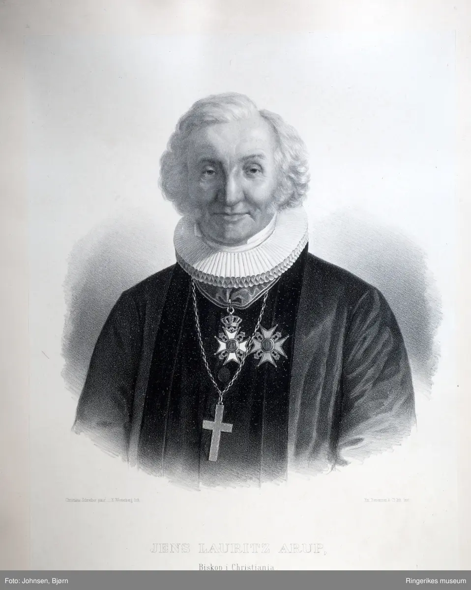 Portrett av en eldre Jens Laurits  Arup, Biskop i Christiania i biskopbekledning med stort kors rundt halsen og medaljer på brystet. Han sitter lett smilende med høytidelig uttrykk i ansiktet og ser rett på tilskueren.