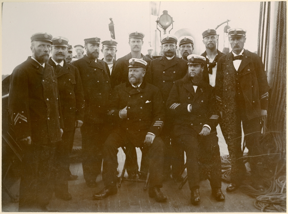 Medlemmar av besättningen på kungajakten DROTT (ex RAN) sommaren 1894.