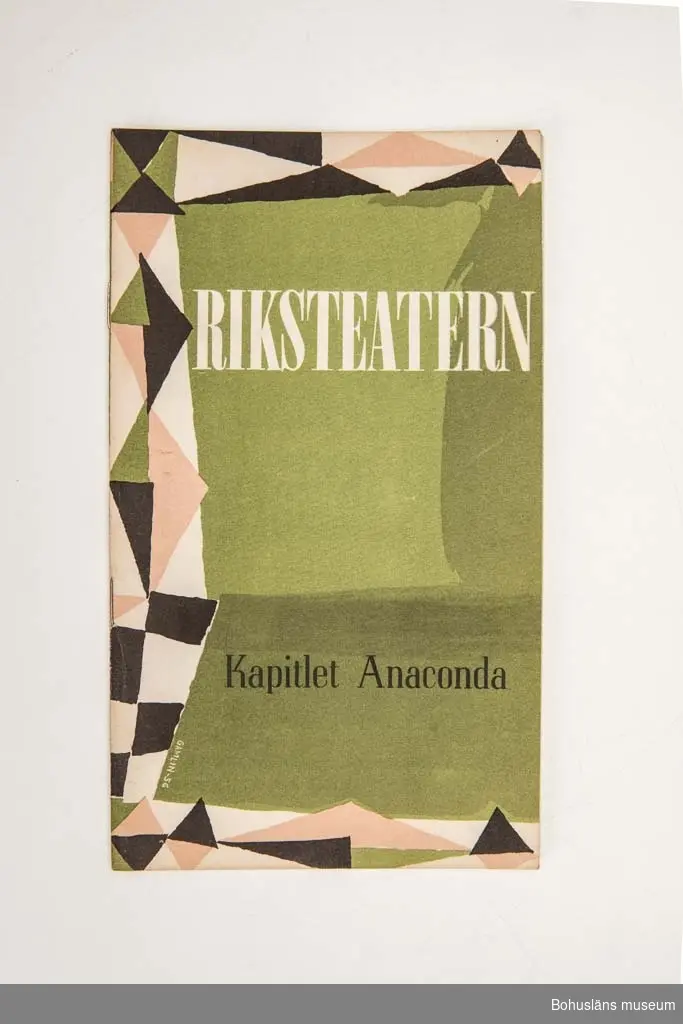 Tryckt teaterprogram, programblad för Riksteaterns föreställning "Kapitlet Anaconda". Trefärgat omslag och inlaga 24 sidor sv/v med presentation av föreställningen och den aktuella uppsättningen med dess medverkande, med fotografier. Annonser. Tillverkare: TABS-tryck i Jönköping.