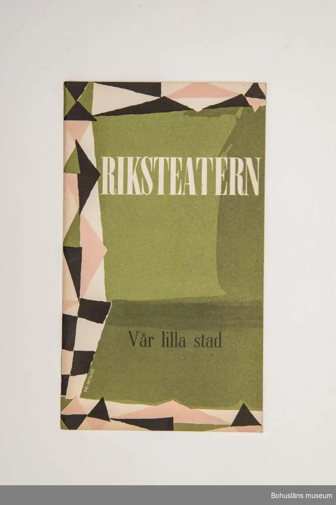 Tryckt teaterprogram, programblad för Riksteaterns föreställning "Vår lilla stad". Trefärgat omslag och inlaga 24 sidor sv/v med presentation av föreställningen och den aktuella uppsättningen med dess medverkande, med fotografier. Annonser. Tillverkare: TABS-tryck i Jönköping.