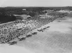 Flygdag på F 3 Malmen, 1930-tal. Flygfält fullt med besökare samt flygplan B 3 och S 6. I bakgrunden syns en hangar.