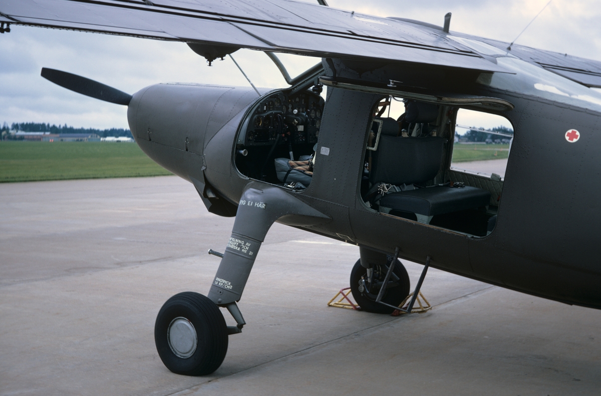 Flygplan Fpl 53 nummer 53272 tillhörande Artilleriflygskolan står på flygfältet på Malmen, 1972. Bildserie.