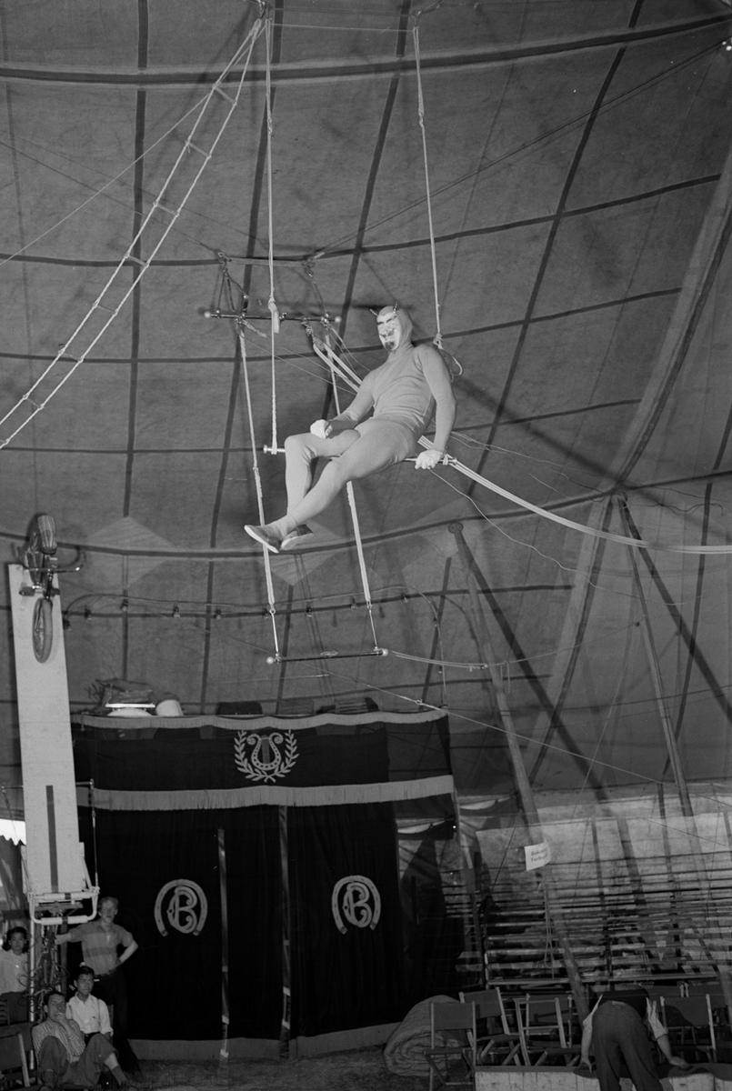 Bill Reading, sirkusartist, trapeskunstner, Cirkus Berny. Bill Reading ( artistnavn) omtalt i avisannonser som "Verdensartist", "Luftfantom", Slangemenneske", Gummimenneske", "Det elastiske gymnastikkfenomen"