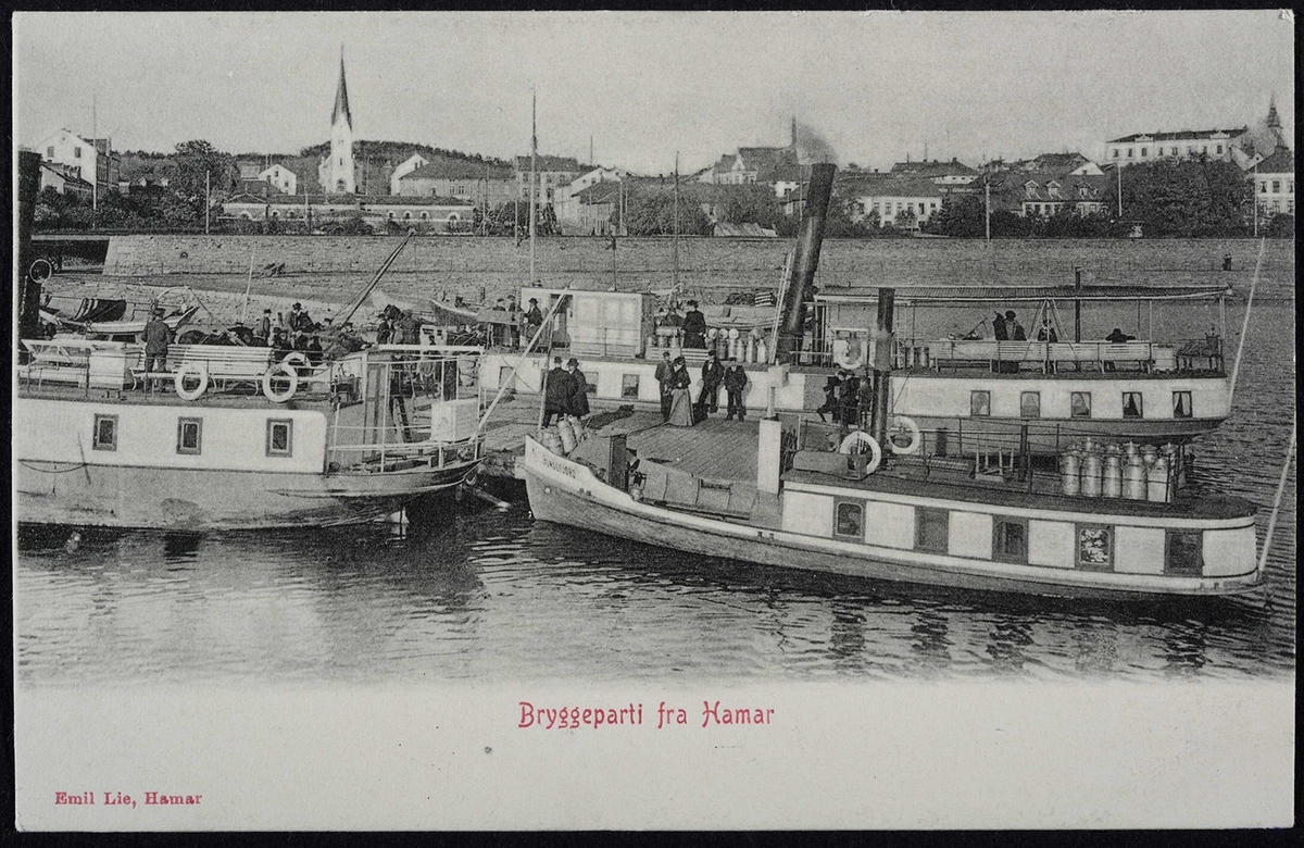 Postkort, Hamar Brygge, mjøsbåt, D/S Bundefjord til høyre og D/S Hamar bak, folkeliv, jernbanefylling, Hamarbukta,