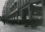 Hamngatan i Stockholm med Nordiska Kompaniets huvudentré. 