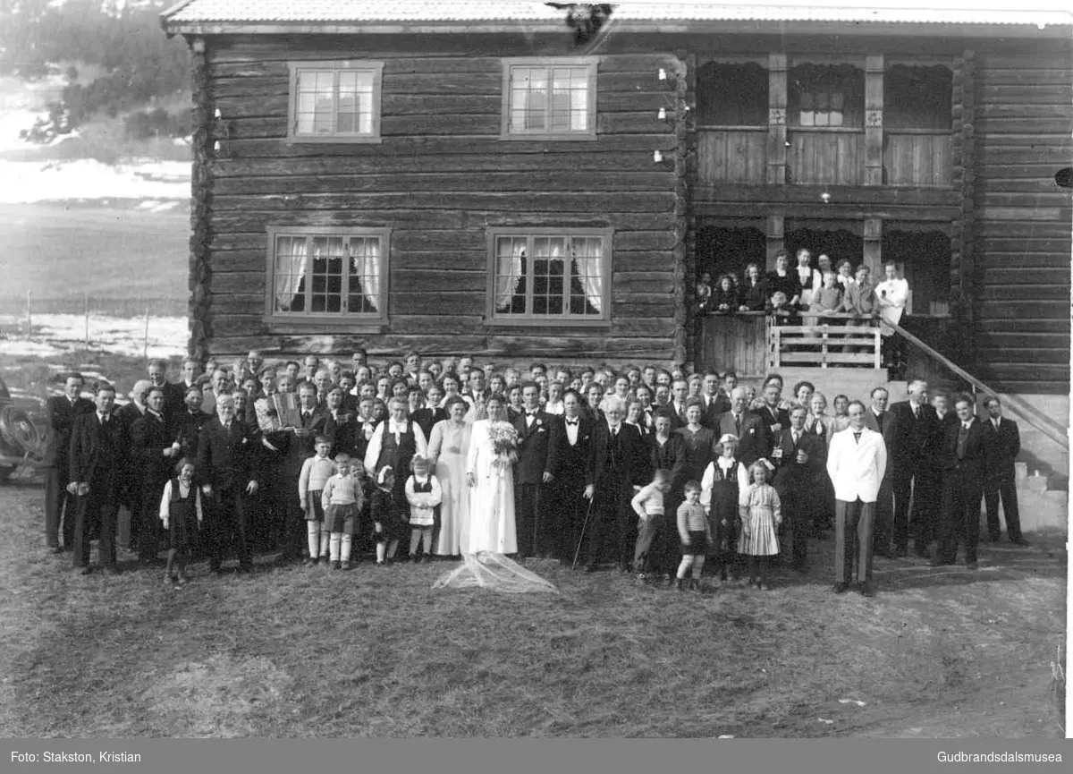 Bryllaupet til Arne Roterud og Magnhild Roterud (f. Håve 1923)