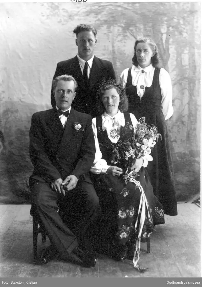 Brudeparet Ragnvald Haugen (f. 1919) og Ragnhild Haugen (Staurust f. 1921). 
Bak: Jon Kolstad (f. 1917) og Magnhild Bakken (f. 1920 g. Skjelkvåle)