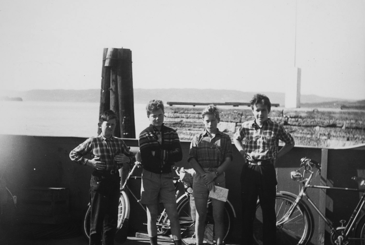 Hamar brygge, gruppe 4 gutter, sykkeltur til Larvik- Danmark, f.v. Chris Castberg, Roald Emilsen, Jan Hager, Hans Mauseth