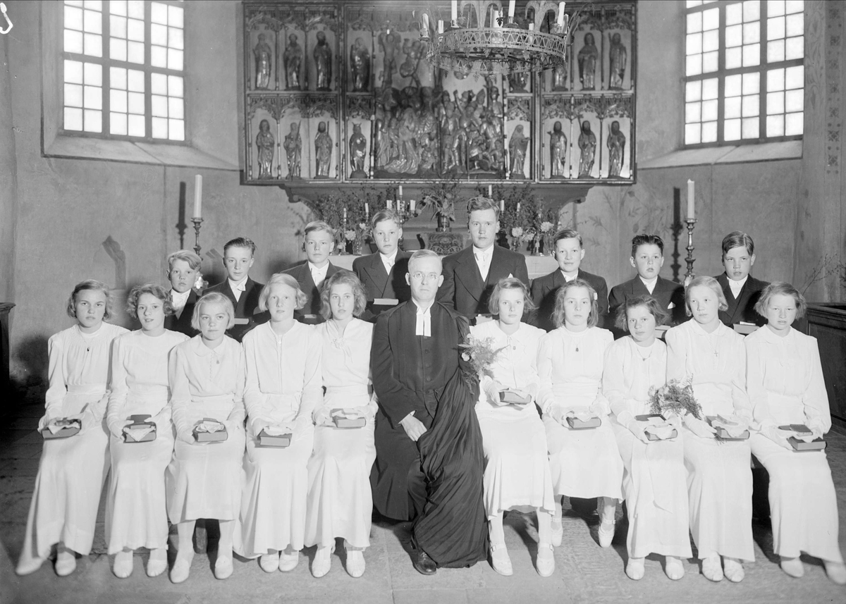 Konfirmander och präst i Tensta kyrka, Uppland 1938