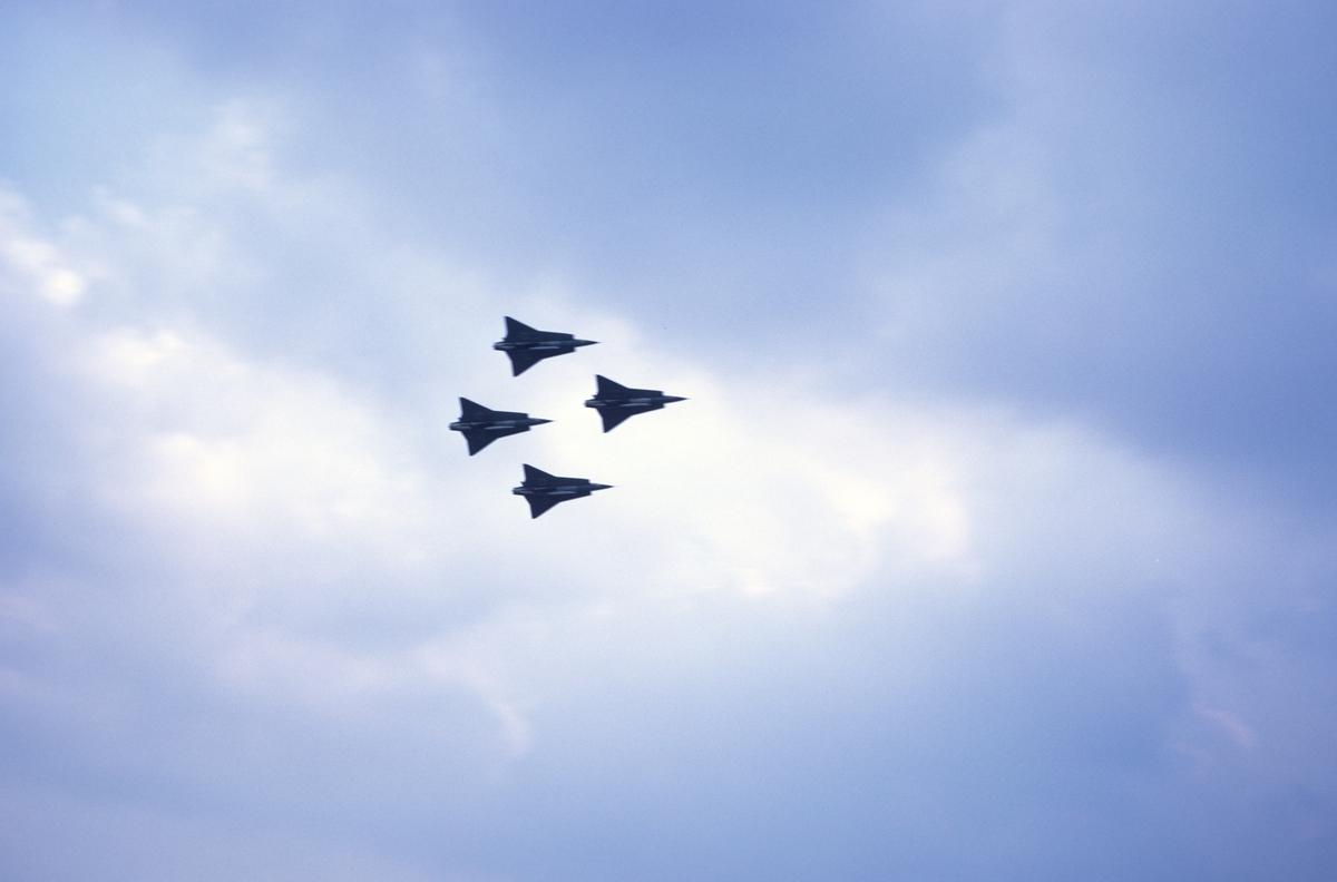 Flyguppvisning. Fyra flygplan Saab 35 Draken i formation i luften under flygdagen på Malmen den 10 september 1972. Bildserie.