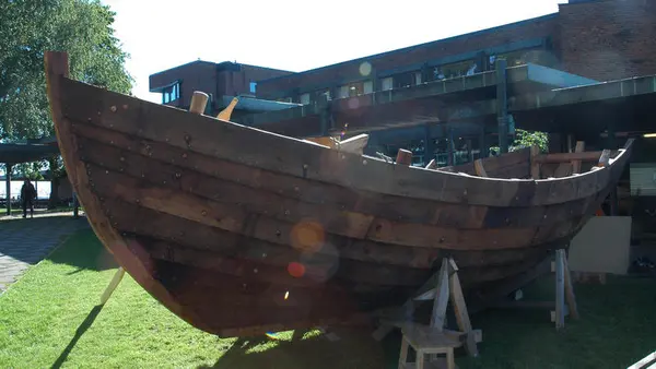 Nesten "ferdig" rekonstruksjon på plenen foran BåtLab'en.
