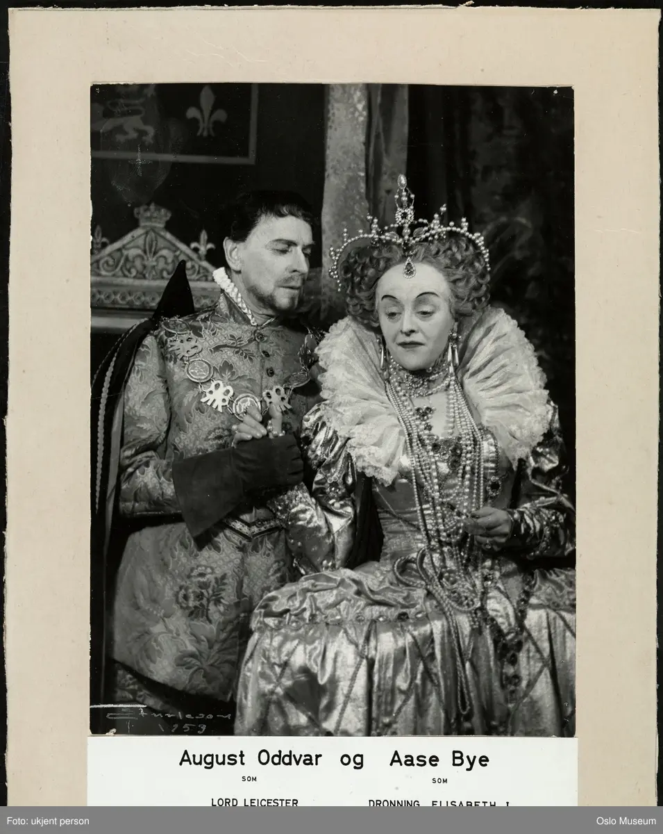 dobbeltportrett, kvinne, mann, skuespillere, rollebilde, Dronning Elisabeth og Lord Leicester i "Maria Stuart" av Friedrich von Schiller på Nationaltheatret, stående halvfigur, kostymer