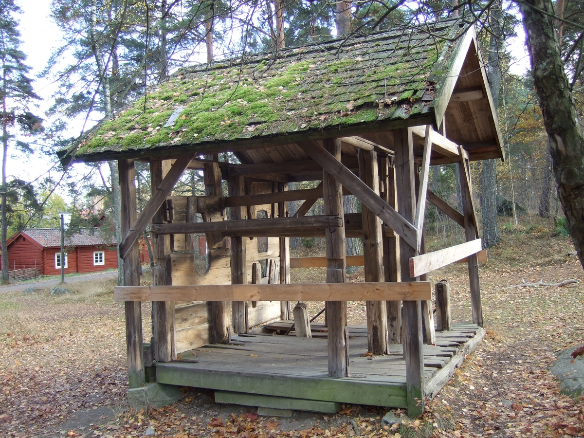 Byggnaden är ett skostall för oxar, uppförd i en öppen ramverksteknik, av fyrkantsvirke som vilar på grundstenar. Endast en sida av fyra har delvis täckande brädor, med uttagna hål för oxarnas huvuden. Resterande tre sidor har tvärslåar som håller ihop konstruktionen. Golvet är tillverkat av brädor. Sadeltaket har ett undertak av brädor som täcks av spån. Nock och vindskivor är tillverkade av trä. 