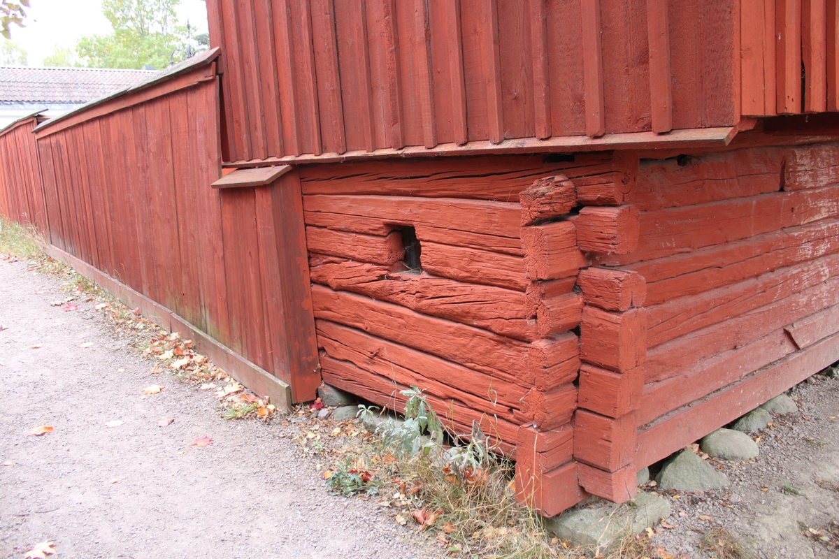 Kombinerad svinstia och avträde placerad på hörnstenar. Nederdelens stomme består av liggande timmer med utknutar. Utrymmets enda rum användes som svinhus. Två svartmålade plankdörrar med diagonallagd panel och låshasp leder in till utrymmet. Övre partiet består av ett ramverk i trä klätt med stående plank. En öppen trätrappa leder upp till denna våning. Fasaderna är delvis panelade med locklistpanel. Halva  södra fasaden upptas av en svale. Denna är sluten och byggd av stående plank med locklist. Innanför två plankdörrar med kammarlås finns de fyra avträdena uppdelade på två utrymmen. Avträdena skjuter ut över den norra fasaden. Golven består av breda, obehandlade plankor. Sadeltaket är belagt med enkupigt tegel på ett undertak av brädor. Vindskivor samt vatt- och nockbrädor är av trä.