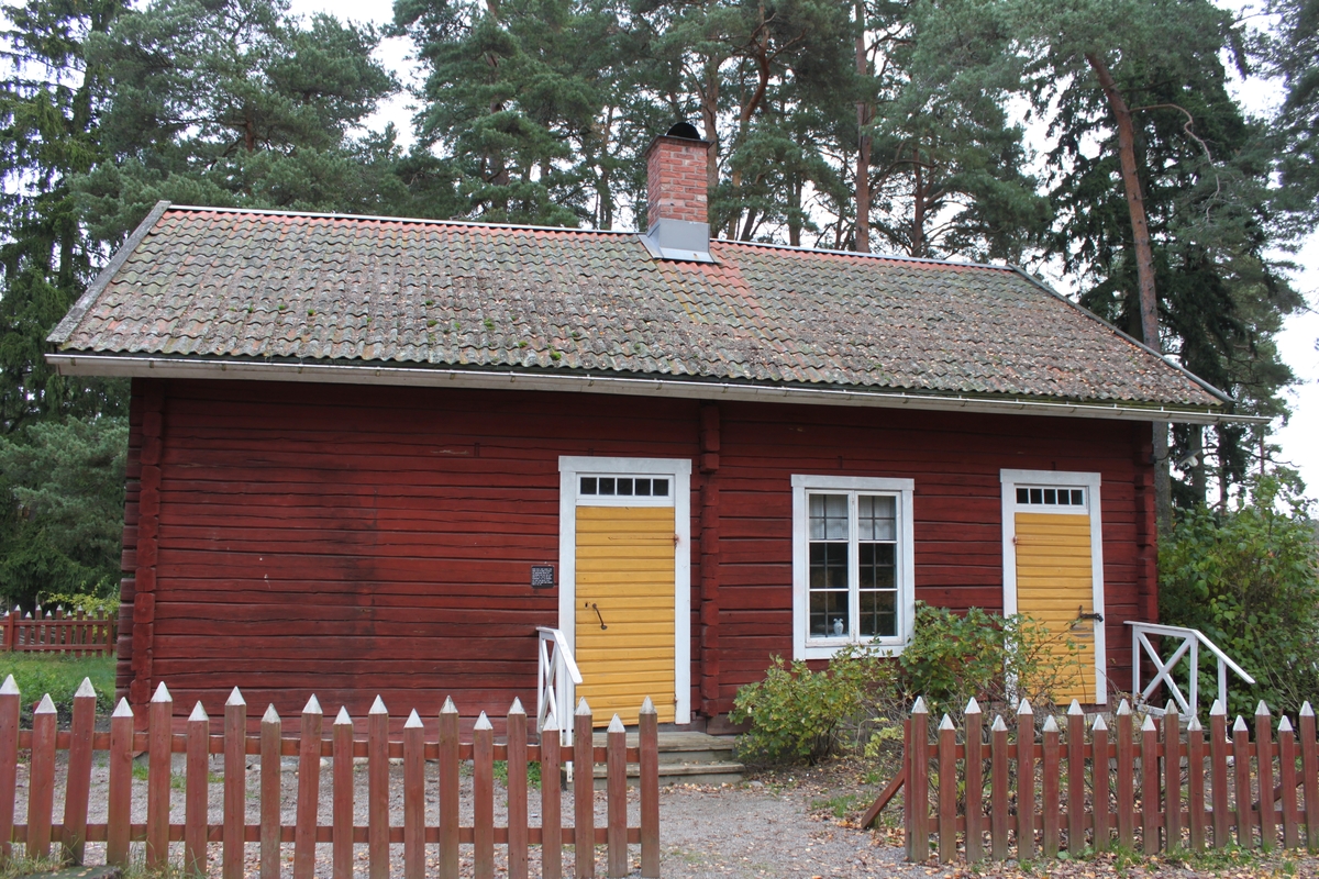 Denna skolbyggnad uppfördes år 1877 i Råsbo by, Nora socken, som undervisningslokal för barn i Råsbo skoldistrikt/rote. Uppförd i liggande timmer på huggen stengrund. Byggnaden är rödfärgad. Åstak belagt med tvåkupiga tegelpannor på underliggande trätak.Skorsten murad i tegel. Hängrännor i plåt. Släta, vita fönsterfoder. Fönster med mittpost. De yttre bågarna är höga och vita, med tredelad spröjs. Innerfönster saknas. Inbrottsgaller är monterade i alla fönster. Två gula dörrar tillverkade i stående plank och klädda med spontad panel. Dörrarna har överljus. Två yttertrappor med räcke i trä.
Tvärgående innervägg av timmer. Alla innerdörrar är spegeldörrar, målade i grågrön kulör. Kammarlås med nyckel och trycke. Profilerade dörrfoder i samma kulör som dörrarna.
Förstugans väggar är klädda med pärlspont i en ljust gul nyans samt en blåblommig tapet. Breda golvplank. Spontad panel i taket.
Kök med pärlspontsklädda väggar i samma kulör som förstugans. Breda golvplank. Spontad panel och liten hålkälslist i taket. Vedspis med murad kåpa.
Skolsal med liknande golv och tak som i kammaren. Väggfasta vedlårar klädda med pärlspontspanel. Övre delen av väggarna har tapet med marmorerat mönster i en rosa-beige kulör. Väggarnas nedre del är klädda med pärlspontspanel. All pärlspont är målad i en grön kulör. Bergslagskamin vid rummets inre långvägg. Vid väggslutet över kaminen är muren dekorerad med en målad bård. Vid kortväggen finns ett podium med kateder. I övrigt är salen inredd med skolbänkar och undervisningsmaterial.
Kammaren har en beige tapet med jugendmönster. Breda golvplank. Tak av lockpanel. Vit, rund kakelugn med förnicklade ytterluckor, tillverkade av HJ. Lundh i Eskilstuna. De inre luckorna i järn är märkta med nummer 30.