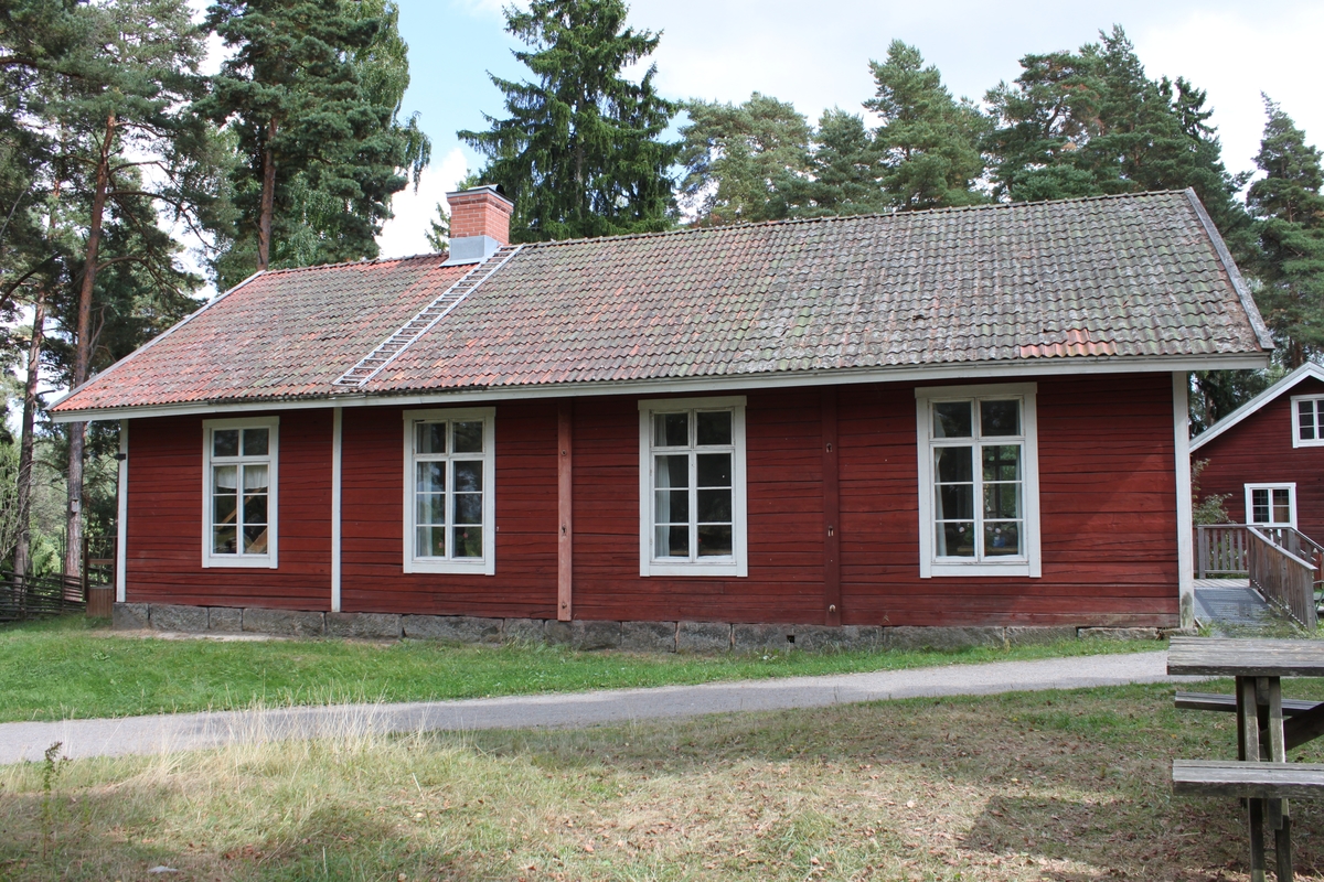 Vilar på syllmur av huggen sten, anlagd vid flytten till sin nuvarande plats. Stomme i liggtimmer med följare på långsidorna. Ingen fasadbeklädnad. Släta knutar med knutbräda. Höga fönster på alla fyra fasaderna, med tre glasrutor per fönsterbåge och raka hörnjärn. Övre båge med en ruta per fönsterbåge. De fönster som inte sitter i kyrksalen har blindrutor överst. Flera av bågarna är inte öppningsbara. Fönstren till kattvindarna är fyrkantiga och hörnställda. Släta fönsterfoder. Sadeltak klätt med tvåkupigt tegel samt skorsten murad i tegel med plåtskoning upp- och nedtill. Utskjutande taksprång med profilerade taktassar, inga hängrännor eller stuprör. Två entréer på kortsidorna med dubbeldörrar, spegeldörrar, som ej är ursprungliga. Vid framsidans entré, på den västra fasaden, finns en trätrappa med räcken samt en rullstolsramp tillverkad av gallerdurk. Frånsidan åt öster har en mindre entré med liknande dörrar, överljus samt en trätrappa. Alla dörrfoder är släta.
Interiört upptar kyrksalen två tredjedelar av utrymmet på bottenvåningen. Resterande utrymme utgörs av kök och kammare samt hall och trappa. Kyrksalen har trägolv av raka brädor. Taket är klätt med pärlspont. Två dragband finns monterade i taket. Följarna är synliga på långsidans innerväggar. I östra delen finns ett podie av trä med svarvade pinnar i räcket. På golvet står en hög järnkamin. I salen finns 15 kyrkbänkar av trä utplacerade. Innanfönster monterade i kyrksalen.
Övervången består av en liten hall, ett bostadsrum samt två kattvindar. I bostadsrummet finns en öppen eldstad.  Alla innerdörrar i byggnaden är spegeldörrar med kammarlås.