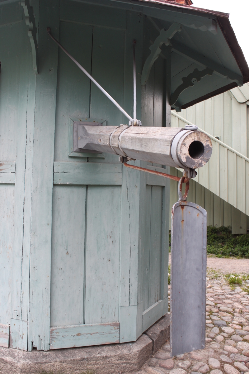 Den åttkantiga byggnaden vilar på en syllmur av huggen sten. Varje sektion består av ett ramverk av plankor och med fyllning av breda plankor, två per ram. En dörr med låshasp och hänglås är placerad i en av sektionerna. Fasaden är målad i en ljust grön kulör. Byggnaden har ett tälttak med åtta takfall. Taksprånget är kraftigt utskjutande, upplyft av konstfullt utsågade konsoler. Takbeläggningen består av kvadratiska, falsade plåtar, målade i en röd kulör. Upptill kröns taket av en drakliknande varelse i plåt. Utskjutande vattenrör i trä, skodd med järn och med vidhängande, rörlig vattenledare. En stång i järn har drivit pumpen. Den är inte funktionsduglig då pumpkomstruktionen saknas.