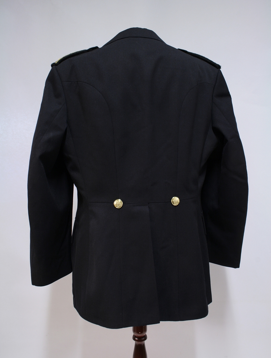 Sort uniformsjakke. Sort uniformsbukse. Sort uniformsfrakk med belte. Sort uniformsjakke i skinn. Tre lyseblå uniformsskjorter. Politimerking etter 1995-reglementet og distinksjoner for lensmann.