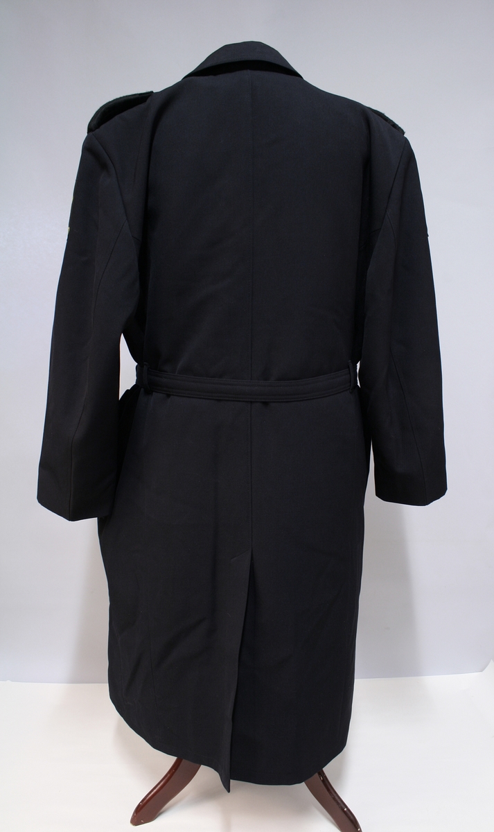 Sort uniformsjakke. Sort uniformsbukse. Sort uniformsfrakk med belte. Sort uniformsjakke i skinn. Tre lyseblå uniformsskjorter. Politimerking etter 1995-reglementet og distinksjoner for lensmann.