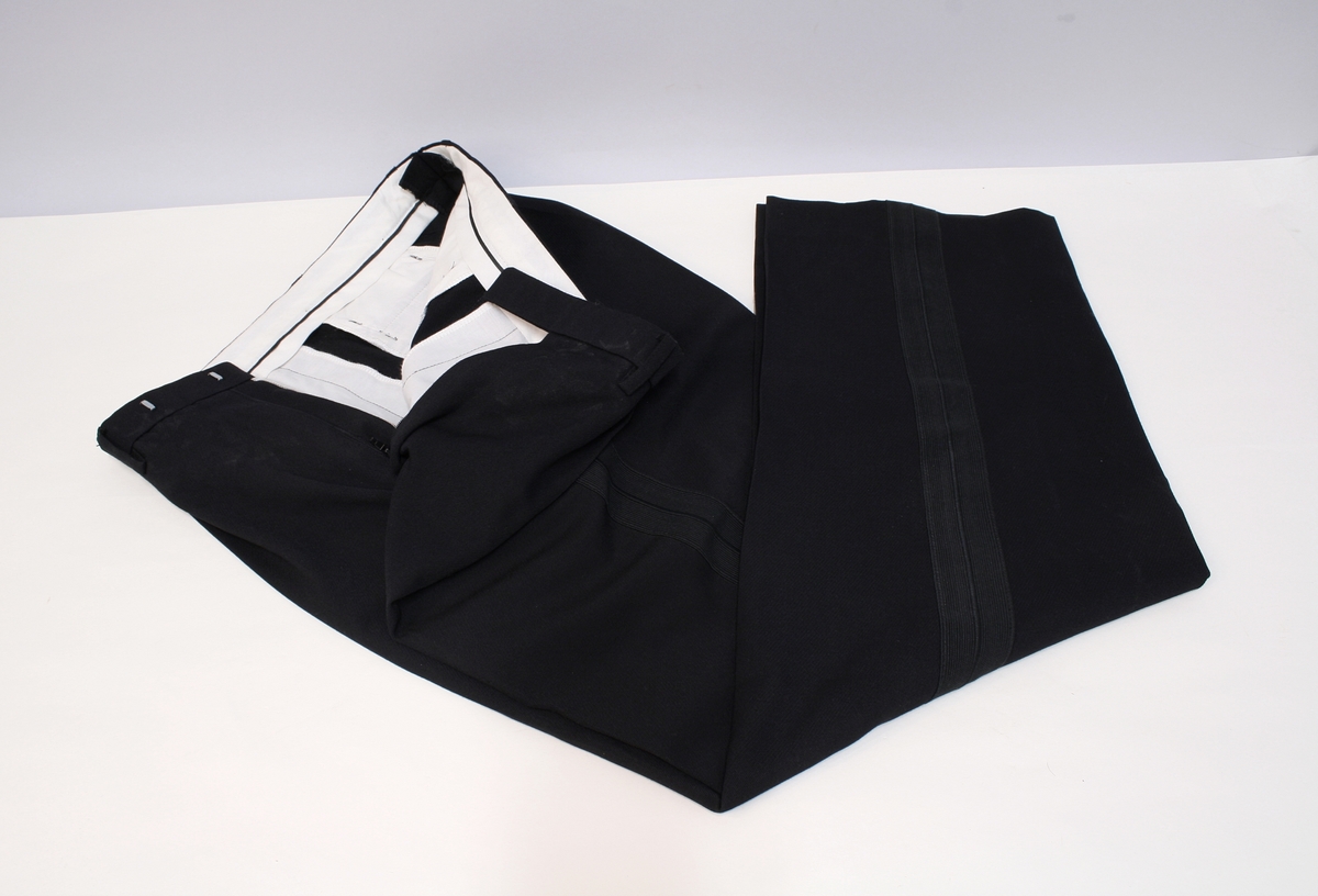 Sort uniformsjakke. Sort uniformsbukse. Sort uniformsfrakk med belte. Sort uniformsjakke i skinn. Tre lyseblå uniformsskjorter. Politimerking etter 1995-reglementet og distinksjoner for lensmann.
