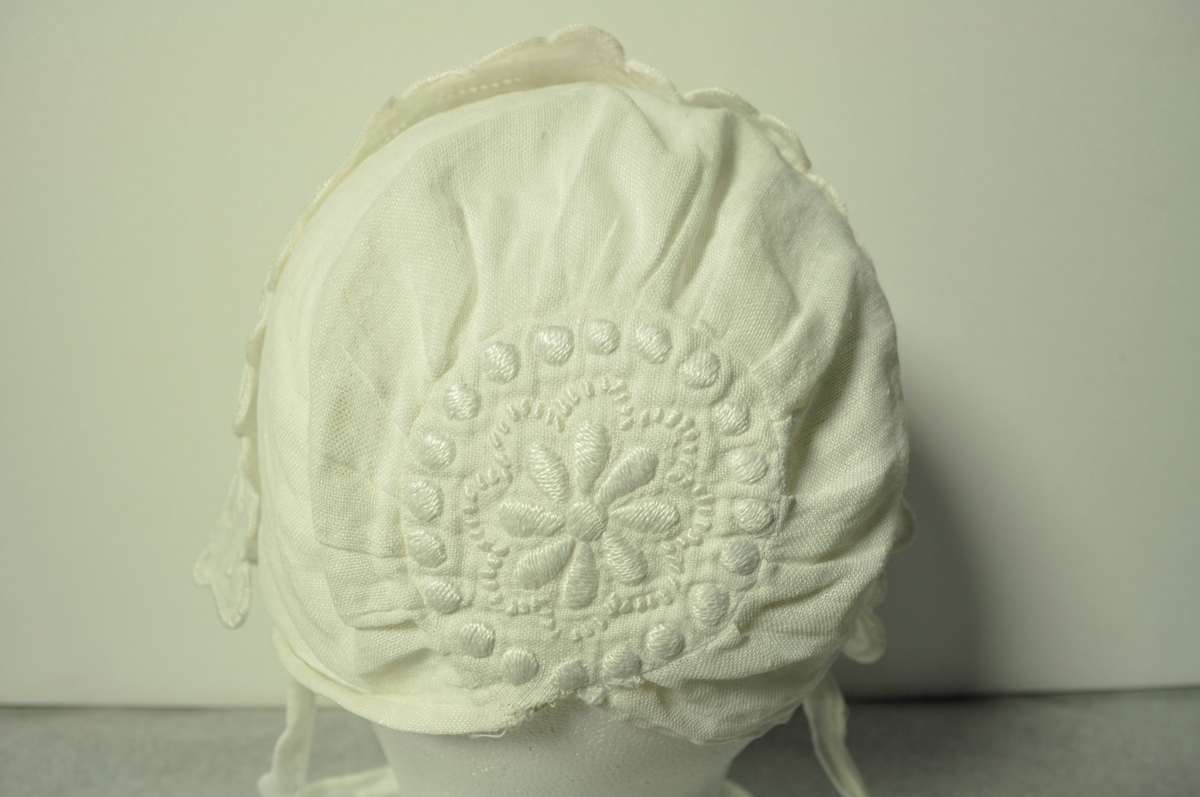 Kysen er brodert i tykksøm, uttrekkssøm og har knapphullssting i tunger rundt kanten. Den er i tynn lin, brodert med bomullsgarn.
