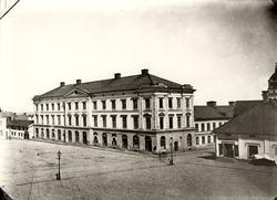 Orig. text: Stora Torget.

Stora Hotellet är uppförd 1852 i 