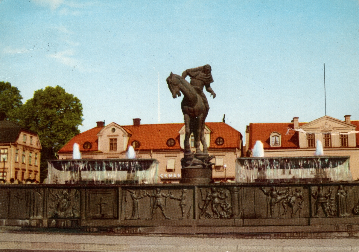 Folkungabrunnen med Folke Filbyter, skulpturen uppförd av Carl Milles, invigdes 1927. Inspirationskälla till detta verk var Verner von Heidenstams roman Folkungaträdet, där Folkungaättens undergång skildras. Folke Filbyter - ättens stamfader - avbildas, när han till häst letar efter sin bortrövade sonson. Det 16 meter långa brunnskaret i svart granit, fungerande som en barriär mellan torget och gatan, återger med sina reliefer episoder ur Folkungatidens historia.