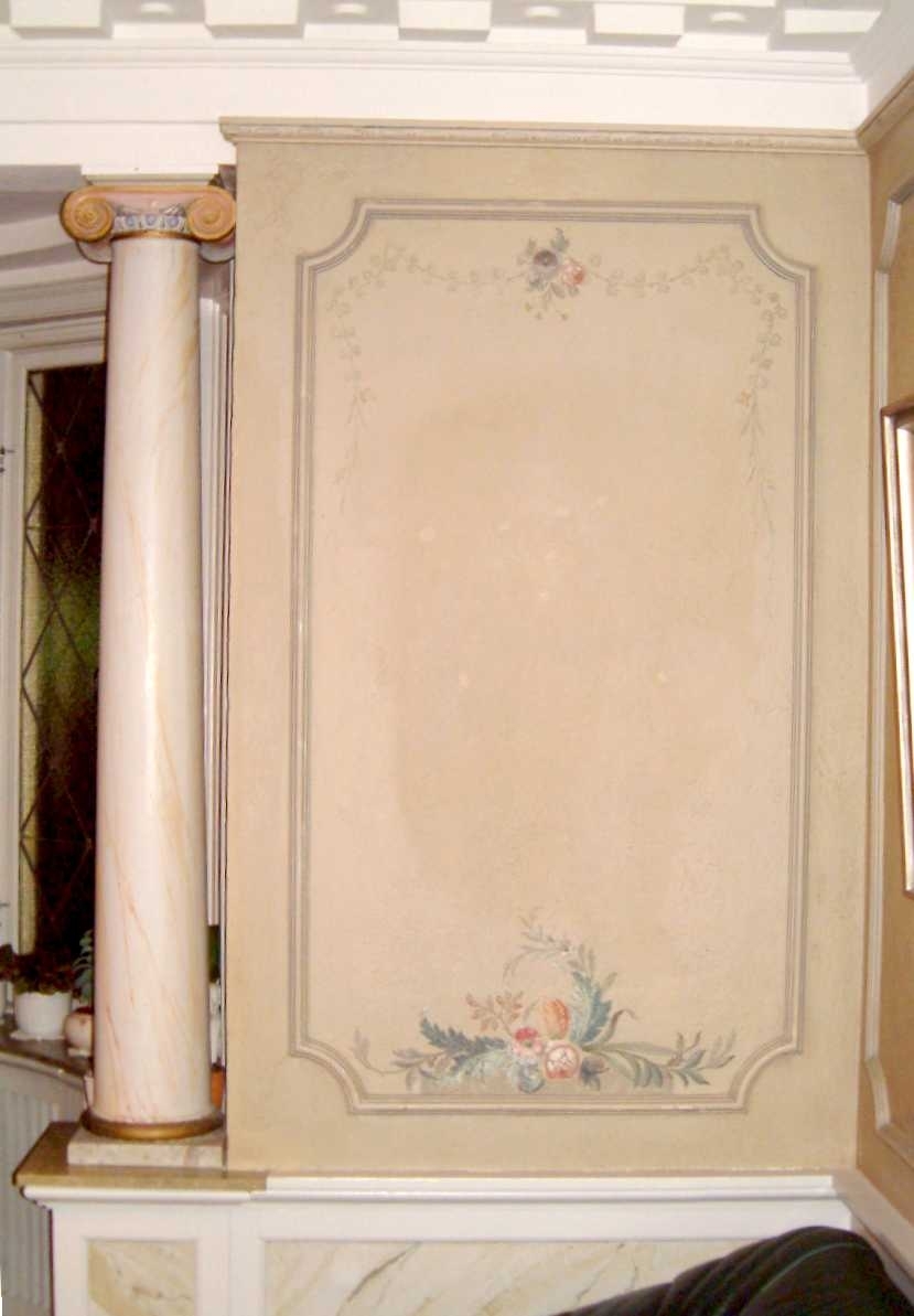 Orig. text till bilden: Risbrinksgården, Valhallagatan 26 A. Vardagsrummet spegelmålning th om burspråket. Huset ägs av LBB-fastigheter. Risbrinksgården uppfördes 1923-1924. Byggherre: Axel F. Janzon. Arkitekter: Murgård & Sandberg. Dekorationsmålare: Axel Hörlin.