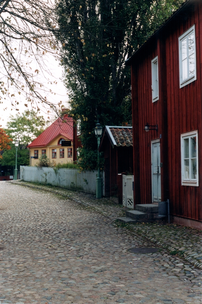 Hattmakaregatan sedd mot Kryddbodtorget. Närmast till höger ser man Östra Tullstugan. Den gula byggnaden är Tornbergska gården.
Östra Tullstugan: Huset flyttades till Gamla Linköping från Gamla Tanneforsvägen 92.
Urmakaren Erik Fougelberg (1777-1852) flyttade med sin familj 1832 till tullstugan vid Stångån. Efter några år ersatte han den gamla tullstugan med en större byggnad. 1841 flyttade de nya hyresgästerna in.